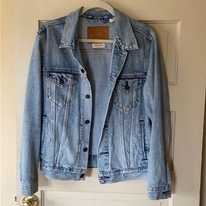 Levi’s Trucker Jacket (Coffee Shop Destructed - Light Wash)